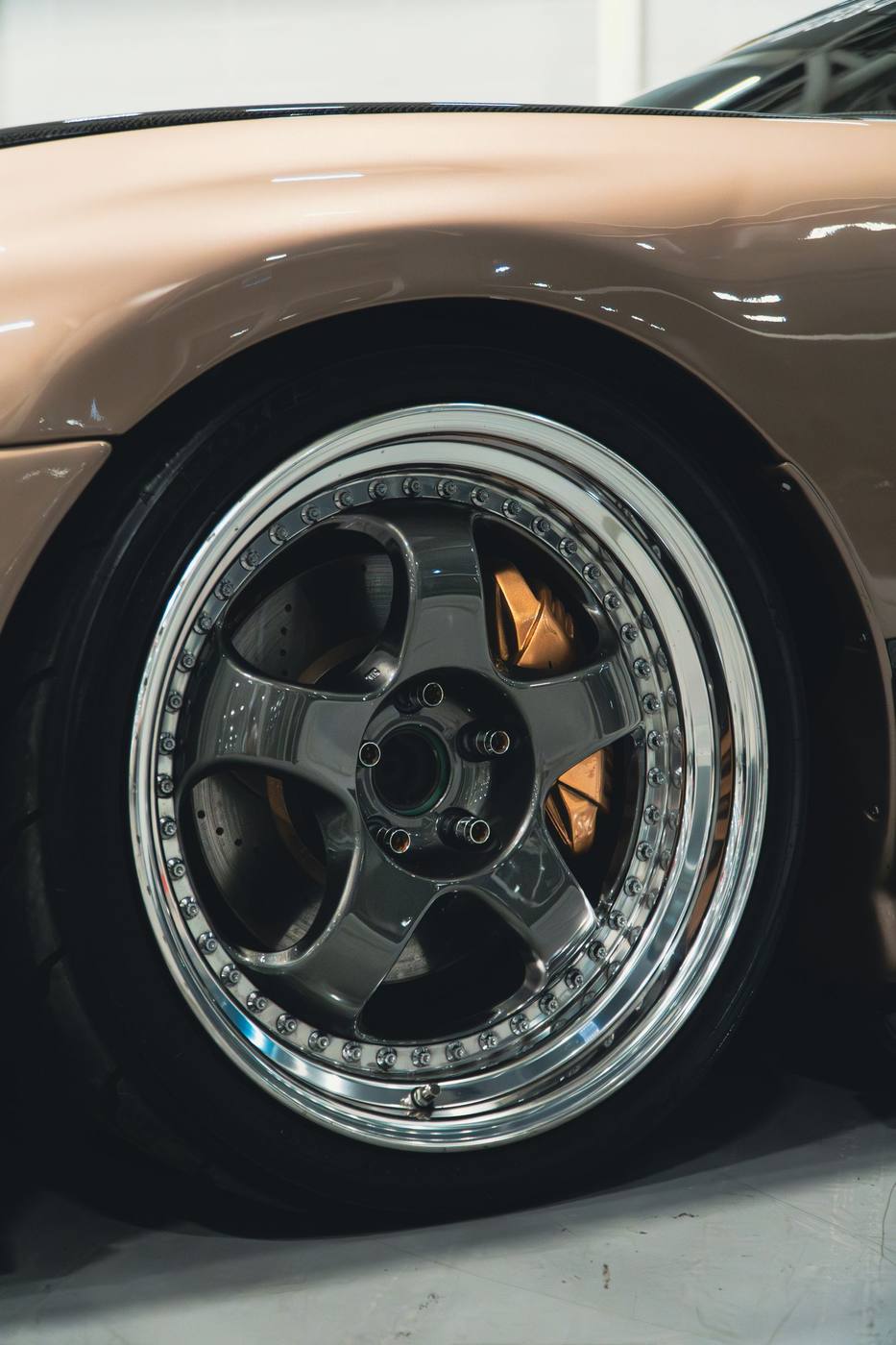 Deep-dish alloy wheel with a bright polished outer lip, in good condition